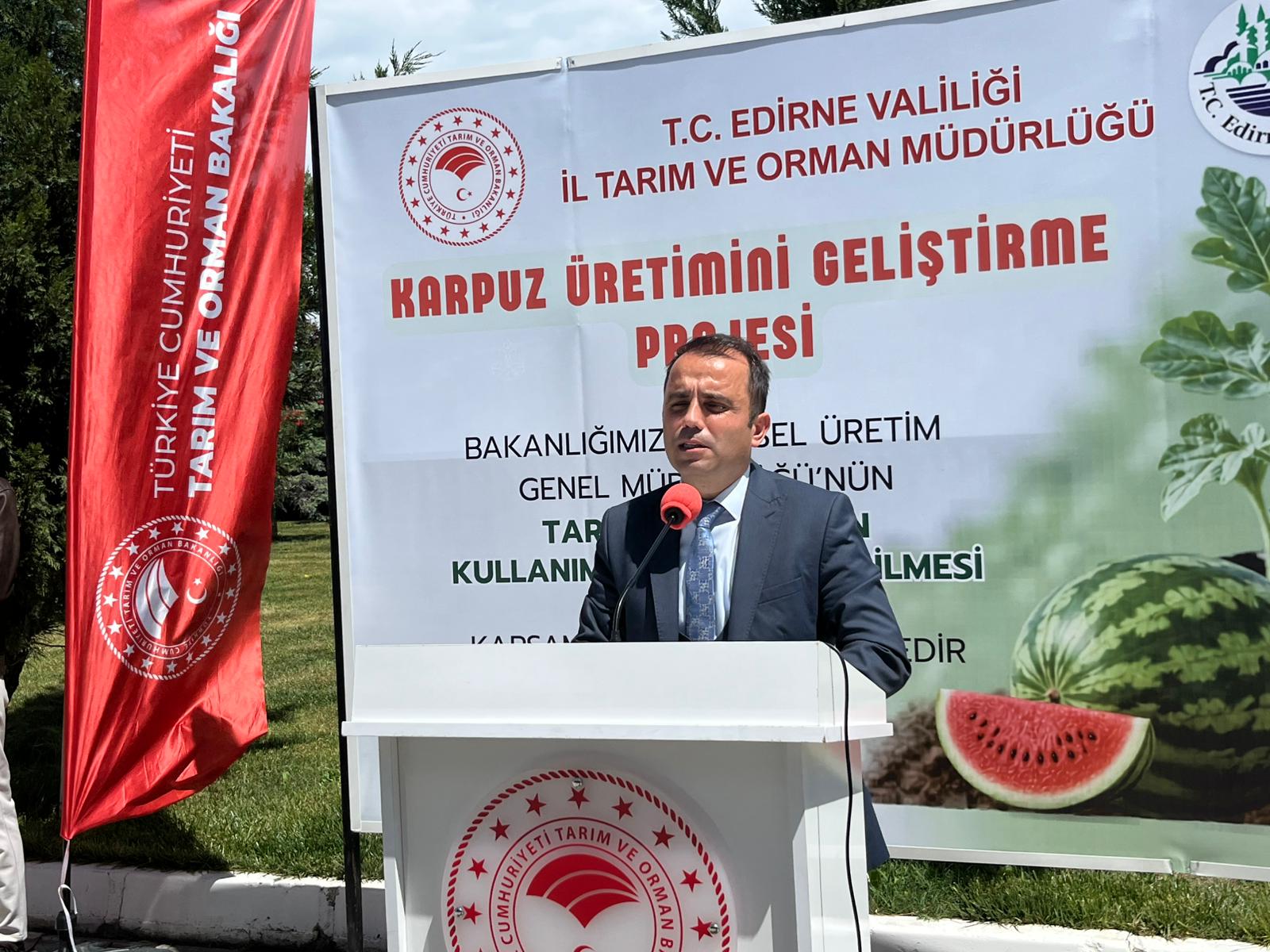 Edirne’de tarımsal üretimi çeşitlendirmek ve çiftçi gelirlerini artırmak amacıyla hayata geçirilen proje kapsamında, üreticilere %75’e varan hibe desteğiyle 60 bin adet aşılı karpuz fidesi dağıtıldı.